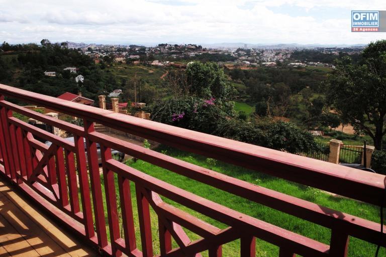 OFIM offre en vente une charmante villa F7 R+2 sur un terrain de 2000m2 sur Ilafy, à 15min d'Ambatobe