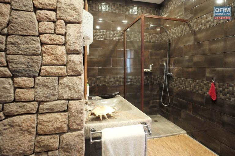 OFIM offre en vente une charmante villa F7 R+2 sur un terrain de 2000m2 sur Ilafy, à 15min d'Ambatobe