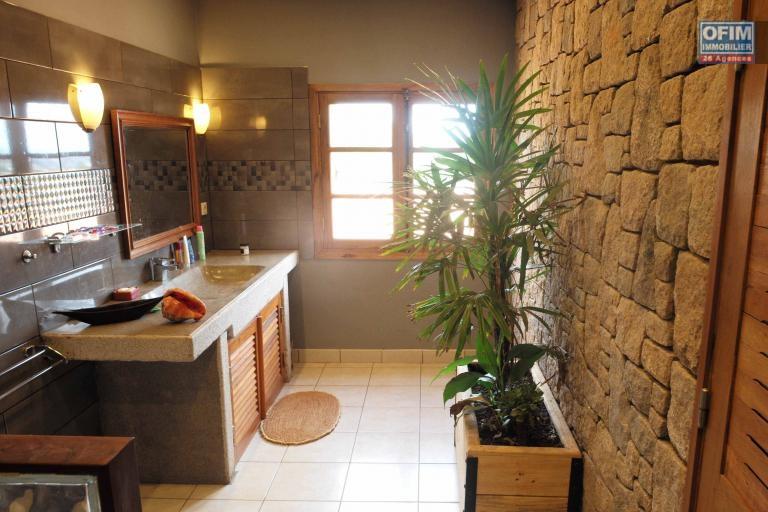 OFIM offre en vente une charmante villa F7 R+2 sur un terrain de 2000m2 sur Ilafy, à 15min d'Ambatobe