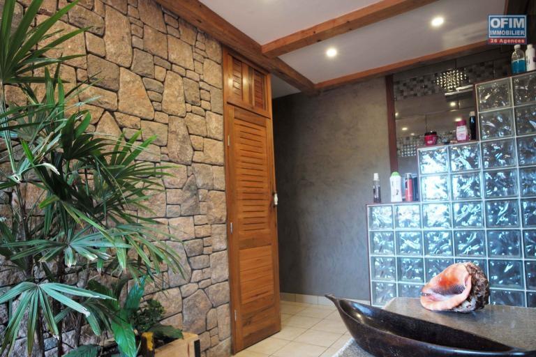OFIM offre en vente une charmante villa F7 R+2 sur un terrain de 1300m2 sur Ilafy, à 15min d'Ambatobe
