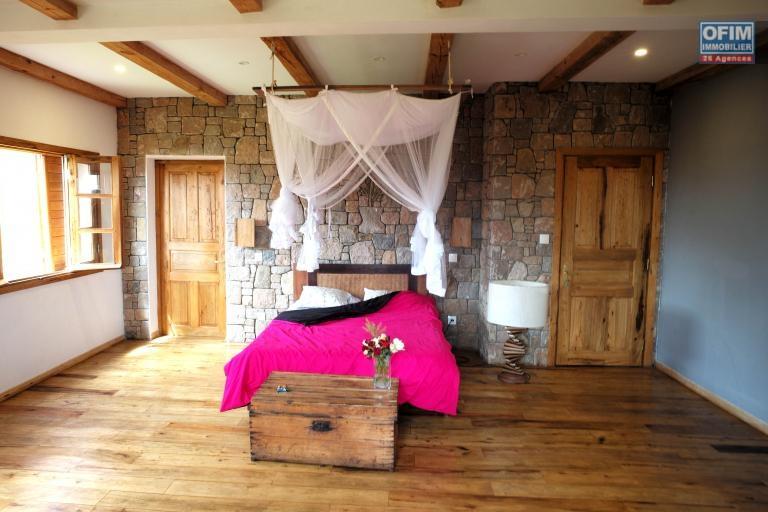 OFIM offre en vente une charmante villa F7 R+2 sur un terrain de 2000m2 sur Ilafy, à 15min d'Ambatobe