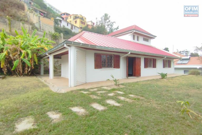 A vendre, une villa  F5 sur 1000 m2 de terrain avec vue imprenable sur Fort Voyron - Antananarivo