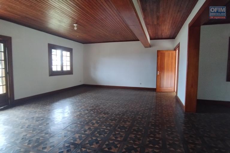 A vendre, une villa  F5 sur 1000 m2 de terrain avec vue imprenable sur Fort Voyron - Antananarivo