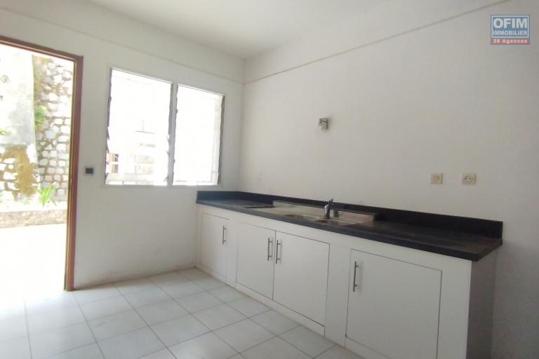 A vendre, une villa  F5 sur 1000 m2 de terrain avec vue imprenable sur Fort Voyron - Antananarivo