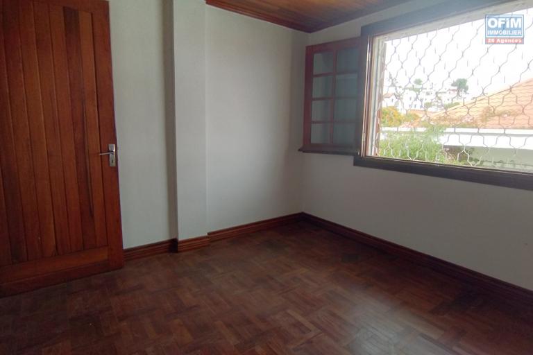 A vendre, une villa  F5 sur 1000 m2 de terrain avec vue imprenable sur Fort Voyron - Antananarivo