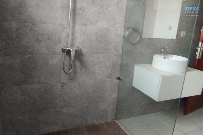 A vendre, une villa  F5 sur 1000 m2 de terrain avec vue imprenable sur Fort Voyron - Antananarivo