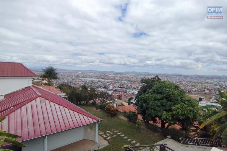 A vendre, une villa  F5 sur 1000 m2 de terrain avec vue imprenable sur Fort Voyron - Antananarivo