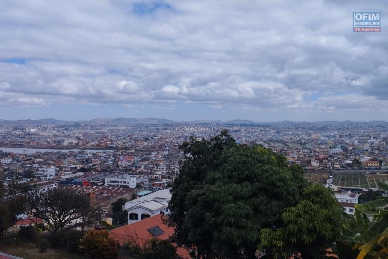 A vendre, une villa  F5 sur 1000 m2 de terrain avec vue imprenable sur Fort Voyron - Antananarivo