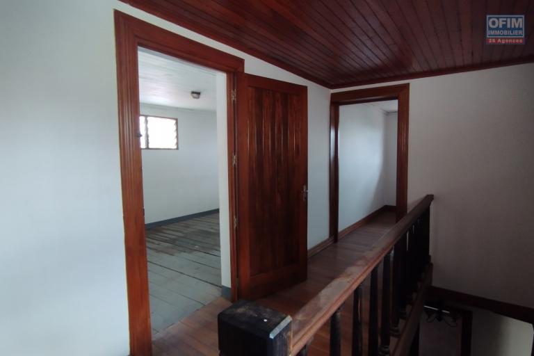 A vendre, une villa  F5 sur 1000 m2 de terrain avec vue imprenable sur Fort Voyron - Antananarivo