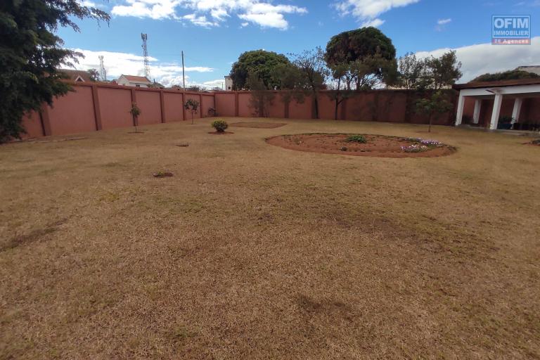 A VENDRE un beau terrain de 781m2 entièrement clôturé et aménagé à Ampitatafika