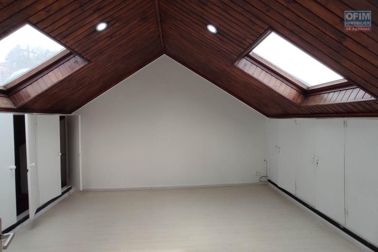 A LOUER une maison de type F6 dans une résidence à Tanjombato