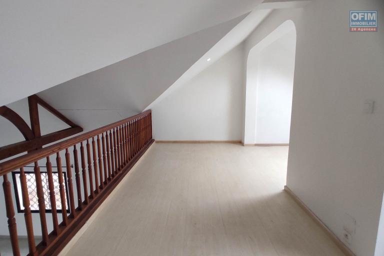 A LOUER une maison de type F6 dans une résidence à Tanjombato
