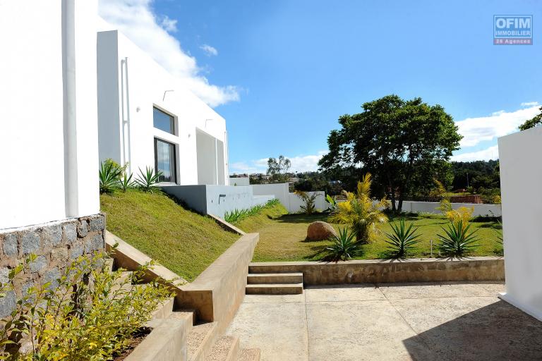 PRIX EN BAISSE!!!Belle villa neuve d'architecture moderne F6 sur 1250 m2 de terrain sur  Ilafy Andranovelona - Antananarivo