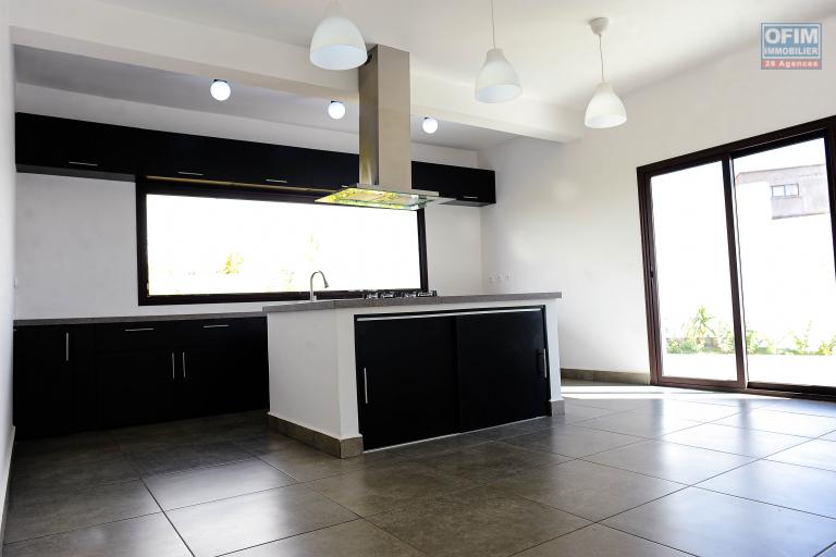 PRIX EN BAISSE!!!Belle villa neuve d'architecture moderne F6 sur 1250 m2 de terrain sur  Ilafy Andranovelona - Antananarivo