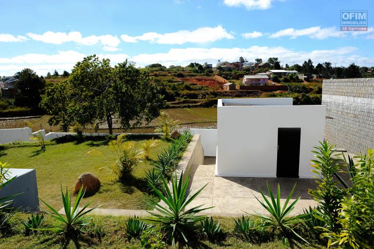 PRIX EN BAISSE!!!Belle villa neuve d'architecture moderne F6 sur 1250 m2 de terrain sur  Ilafy Andranovelona - Antananarivo