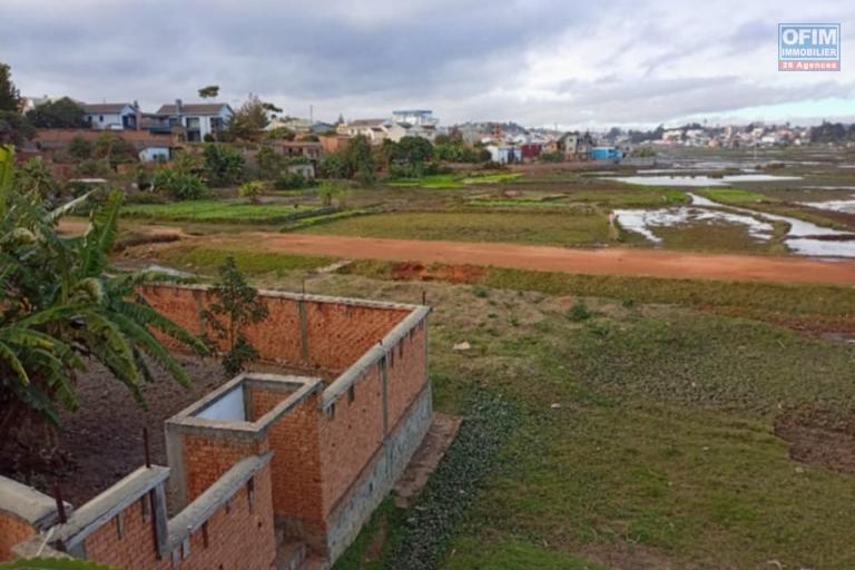 A vendre, un terrain de 520 m2 en bord de la nouvelle route principale Somacou vers Tsarasaotra- Antananarivo
