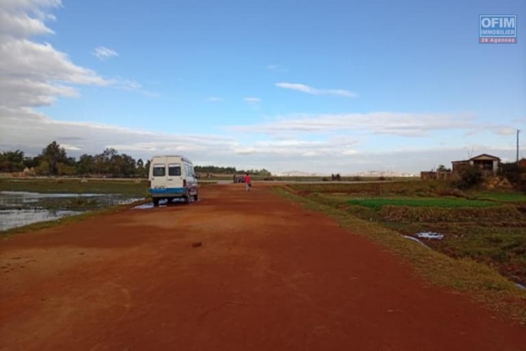 A vendre, un terrain de 520 m2 en bord de la nouvelle route principale Somacou vers Tsarasaotra- Antananarivo