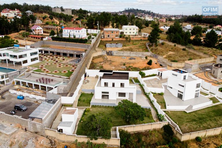 PRIX EN BAISSE!!!Belle villa neuve d'architecture moderne F6 sur 1250 m2 de terrain sur  Ilafy Andranovelona - Antananarivo