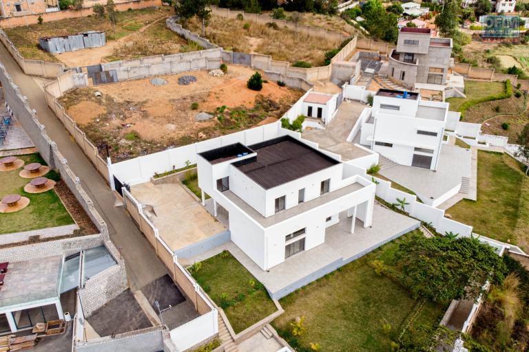 PRIX EN BAISSE!!!Belle villa neuve d'architecture moderne F6 sur 1250 m2 de terrain sur  Ilafy Andranovelona - Antananarivo
