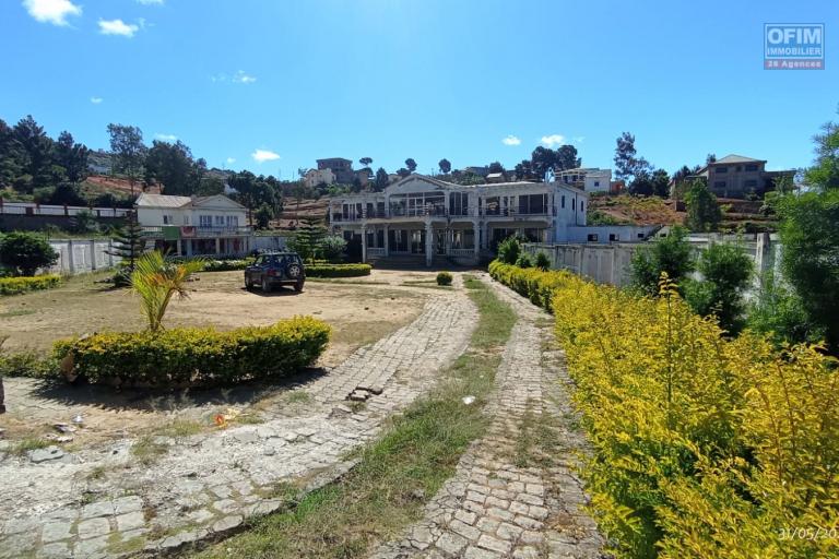 Une propriété avec espace à finir sur un terrain 2 342 m2 à Ambohimangakely