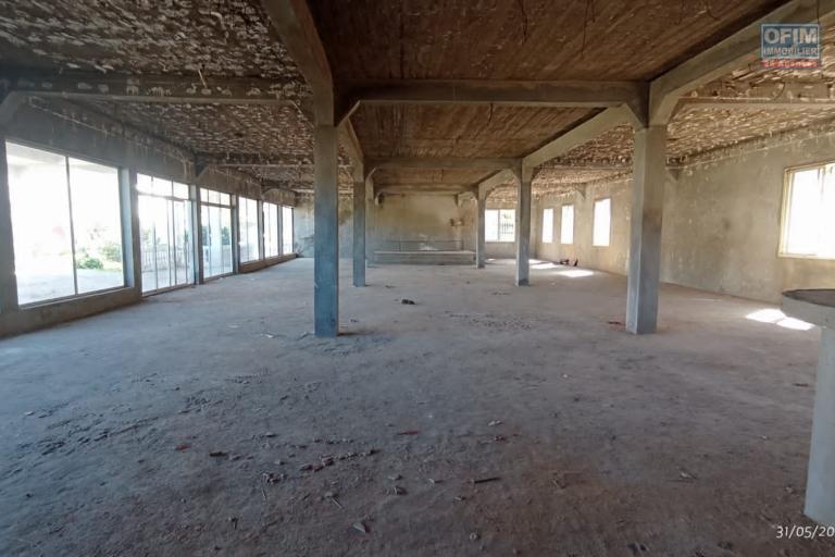 Une propriété avec espace à finir sur un terrain 2 342 m2 à Ambohimangakely