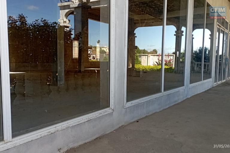 Une propriété avec espace à finir sur un terrain 2 342 m2 à Ambohimangakely