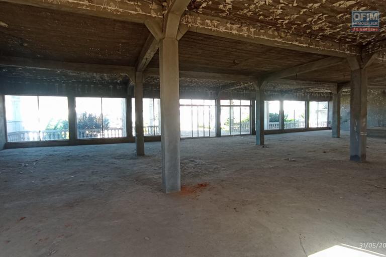 Une propriété avec espace à finir sur un terrain 2 342 m2 à Ambohimangakely