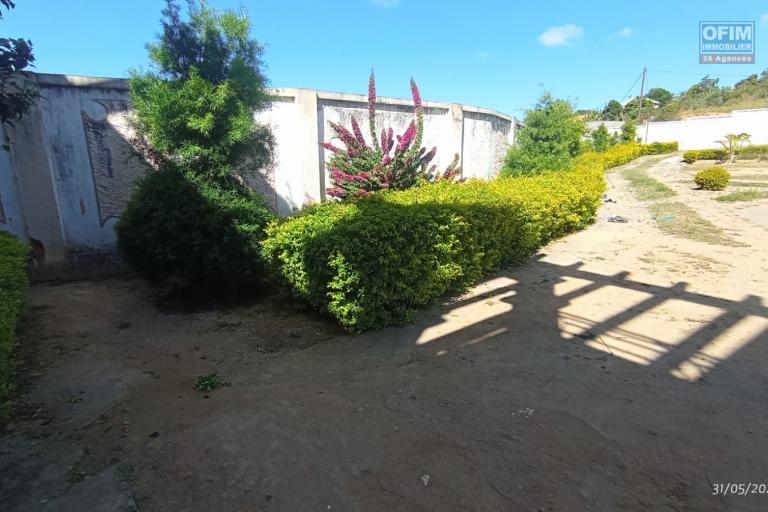 Une propriété avec espace à finir sur un terrain 2 342 m2 à Ambohimangakely