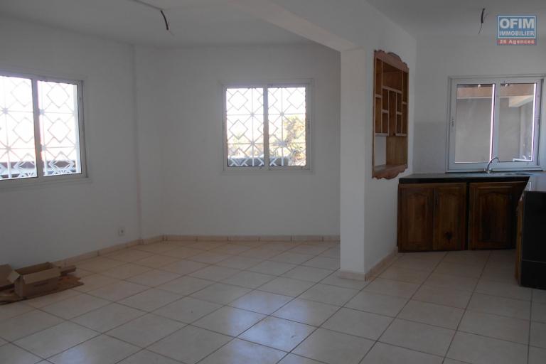 Un appartement T3 à co^té de l'école Bird à Ambohimiandra