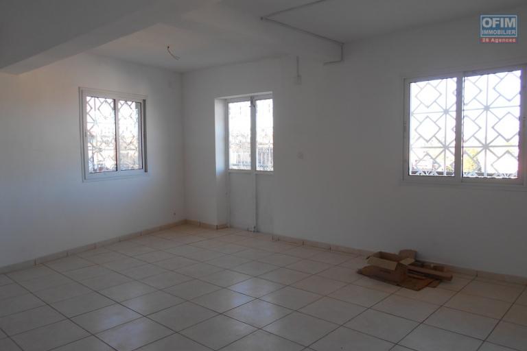 Un appartement T3 à co^té de l'école Bird à Ambohimiandra