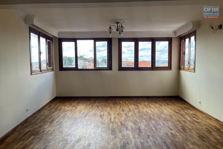 Un appartement T4 à Ambatovinaky