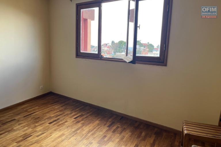 Un appartement T4 à Ambatovinaky