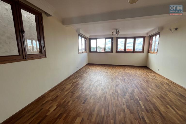 Un appartement T4 à Ambatovinaky