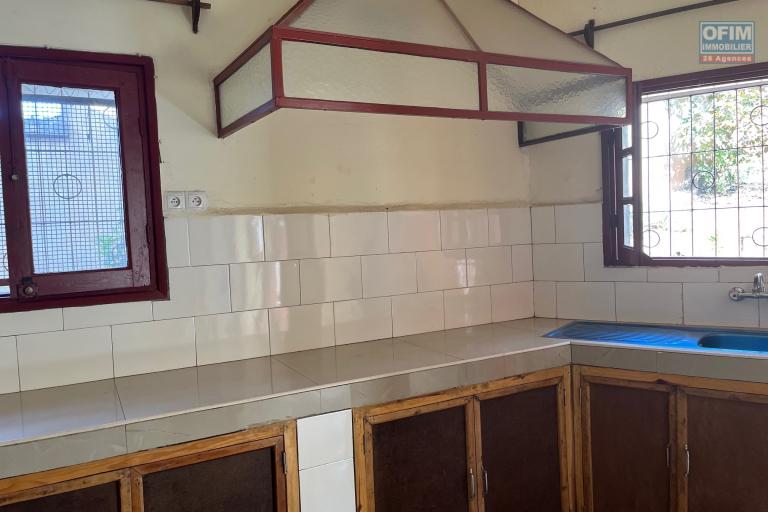 Vente d'une petite maison sur un terrain de 1 485m2 à Ambatomaro