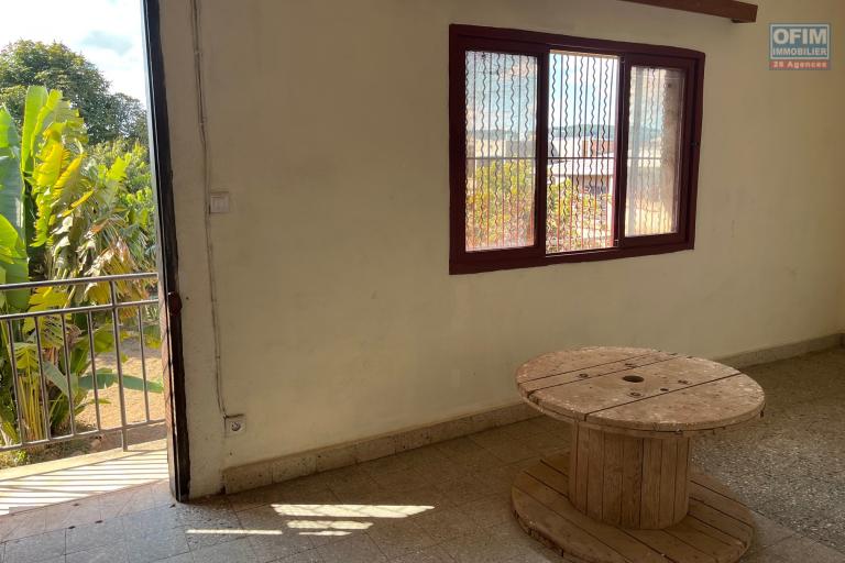 Vente d'une petite maison sur un terrain de 1 485m2 à Ambatomaro