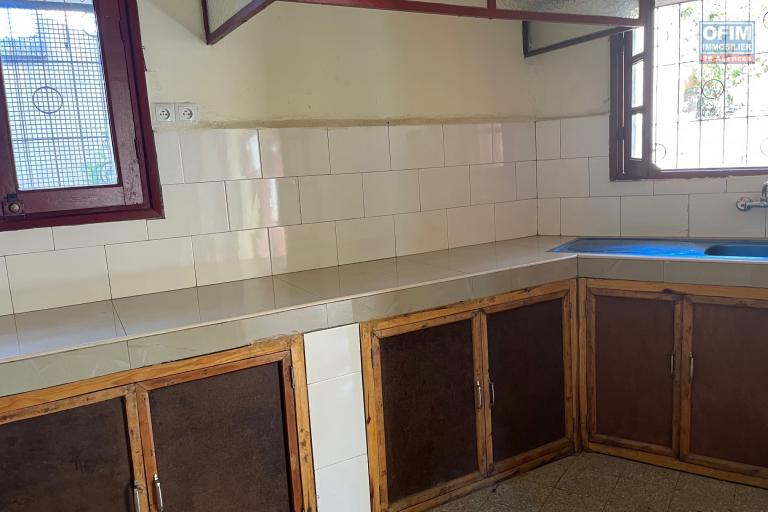 Vente d'une petite maison sur un terrain de 1 485m2 à Ambatomaro