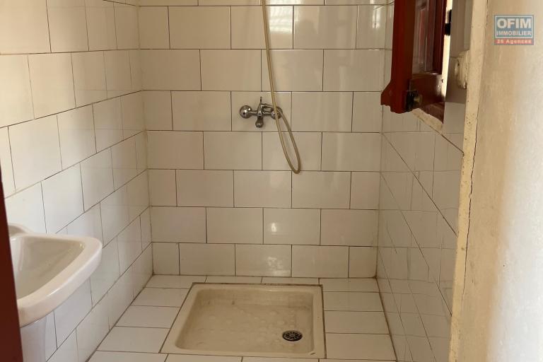 Vente d'une petite maison sur un terrain de 1 485m2 à Ambatomaro