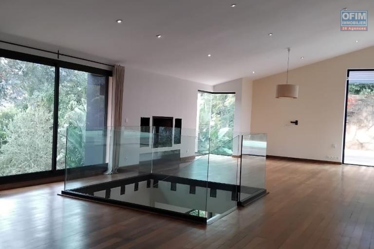 A LOUER Villa de standing de type F4 à moins de 7mn de leader price Ambatobe