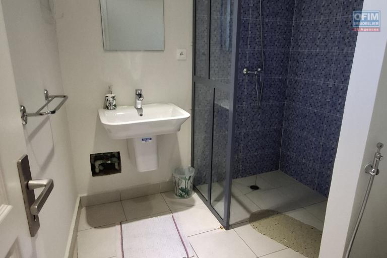 OFIM immobilier offre en location un pavillon T3 entièrement meublé et équipé avec piscine privative pour la résidence sécurisée H24