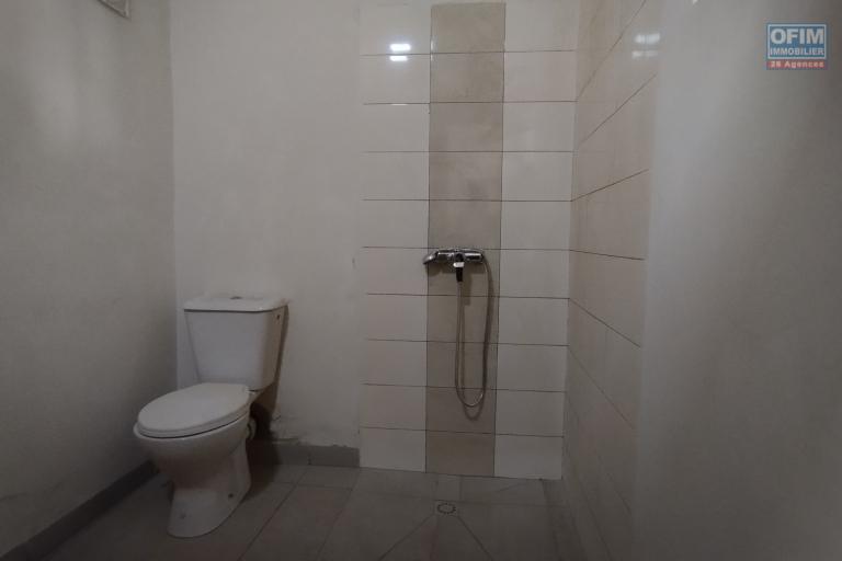 A louer, un local de 90 m2 sur 3 niveaux en bord de route principale à Antaninandro- Antananarivo