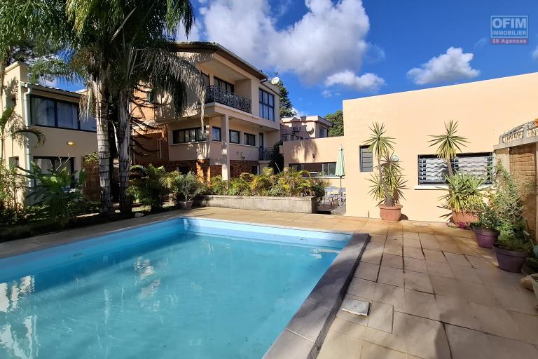 OFIM immobilier offre en location un pavillon T3 entièrement meublé et équipé avec piscine privative pour la résidence sécurisée H24