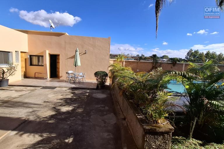 OFIM immobilier offre en location un pavillon T3 entièrement meublé et équipé avec piscine privative pour la résidence sécurisée H24