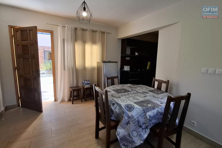 OFIM immobilier offre en location un pavillon T3 entièrement meublé et équipé avec piscine privative pour la résidence sécurisée H24