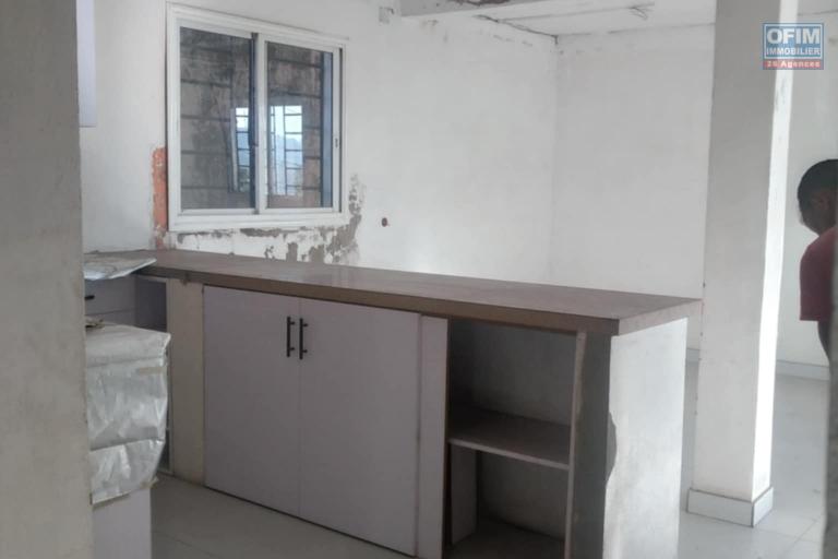 OFIM Offre une maison en cours de finition en vente sur Betongolo. Parfaite pour bureaux, commerce ou habitation. Prix exceptionnel à saisir immédiatement !