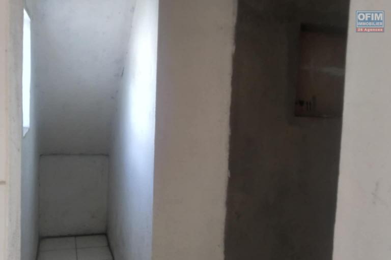 OFIM Offre une maison en cours de finition en vente sur Betongolo. Parfaite pour bureaux, commerce ou habitation. Prix exceptionnel à saisir immédiatement !