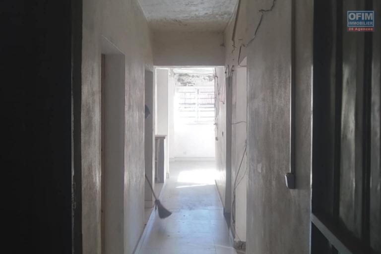 OFIM Offre une maison en cours de finition sur un terrain de 468m2 en vente sur Betongolo. Parfaite pour bureaux, commerce ou habitation. Prix exceptionnel à saisir immédiatement !