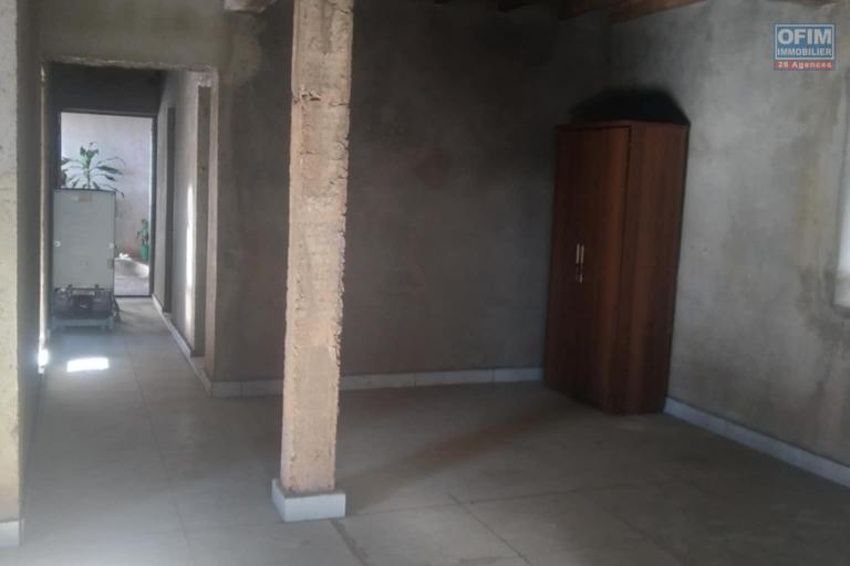 OFIM Offre une maison en cours de finition en vente sur Betongolo. Parfaite pour bureaux, commerce ou habitation. Prix exceptionnel à saisir immédiatement !