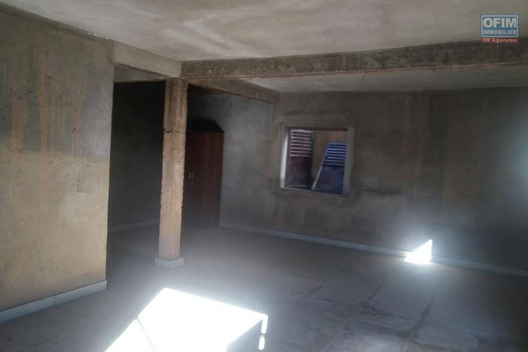 OFIM Offre une maison en cours de finition en vente sur Betongolo. Parfaite pour bureaux, commerce ou habitation. Prix exceptionnel à saisir immédiatement !