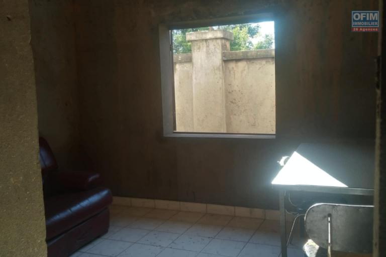 OFIM Offre une maison en cours de finition en vente sur Betongolo. Parfaite pour bureaux, commerce ou habitation. Prix exceptionnel à saisir immédiatement !