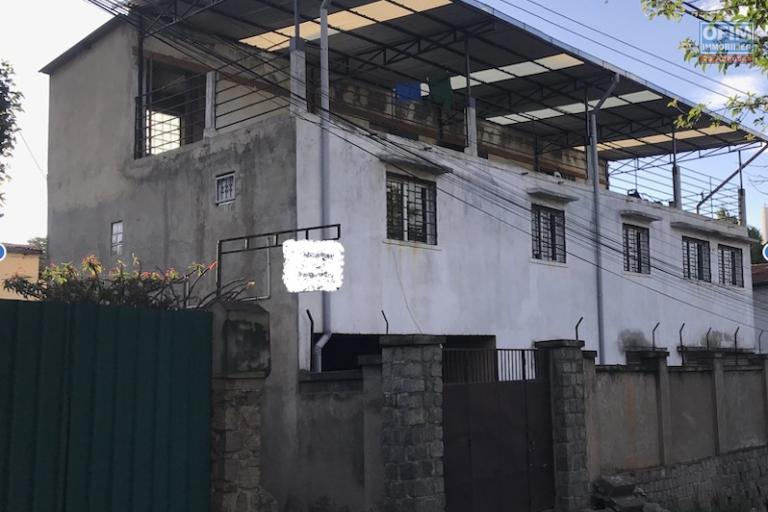 OFIM Offre une maison en cours de finition en vente sur Betongolo. Parfaite pour bureaux, commerce ou habitation. Prix exceptionnel à saisir immédiatement !